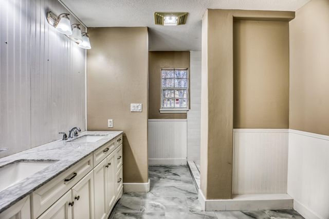 114 Park Place, La Grange, TX 78945