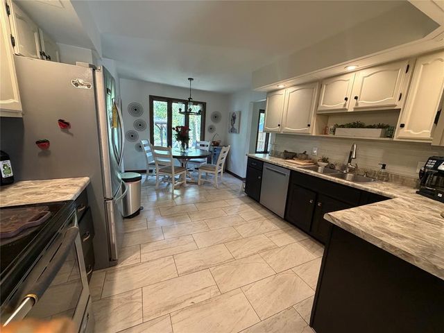1011 Skyview Drive, Altoona, WI 54720