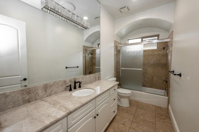 2182 E Hogan Avenue, Fresno, CA 93730