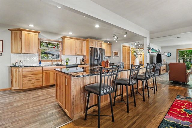 7399 S Lakeshore Drive, Pentwater, MI 49449