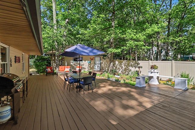 7399 S Lakeshore Drive, Pentwater, MI 49449