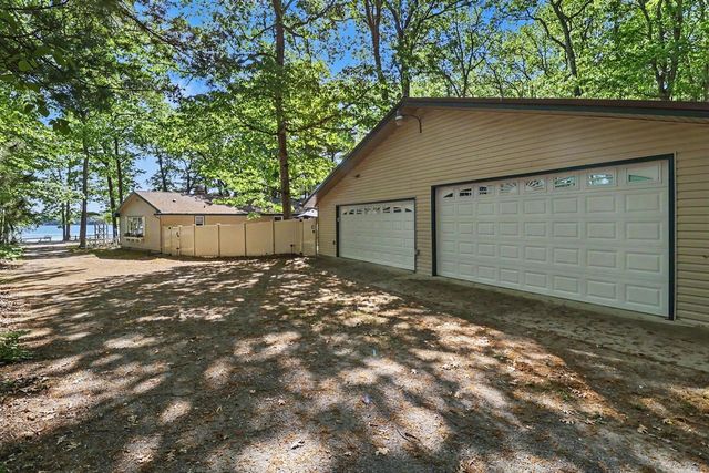 7399 S Lakeshore Drive, Pentwater, MI 49449