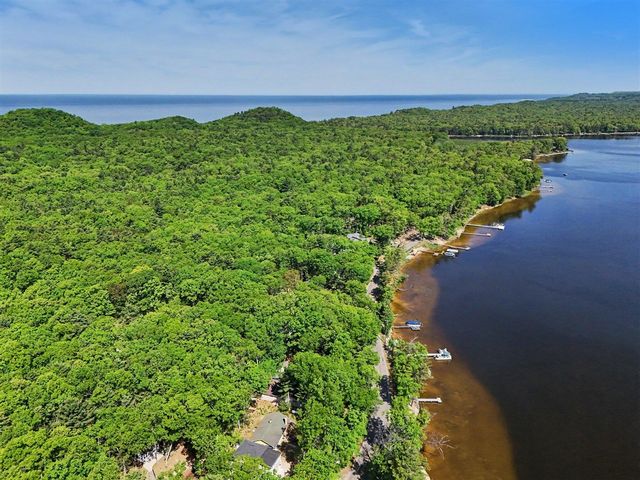 7399 S Lakeshore Drive, Pentwater, MI 49449