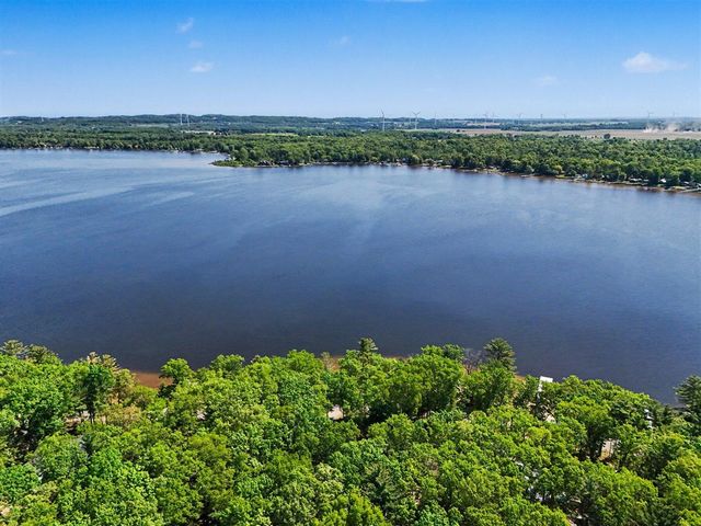 7399 S Lakeshore Drive, Pentwater, MI 49449