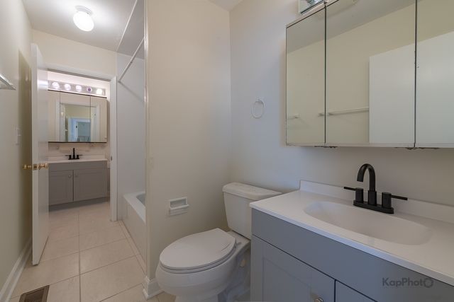 102 N Waterford Drive, Schaumburg, IL 60194