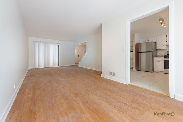 102 N Waterford Drive, Schaumburg, IL 60194