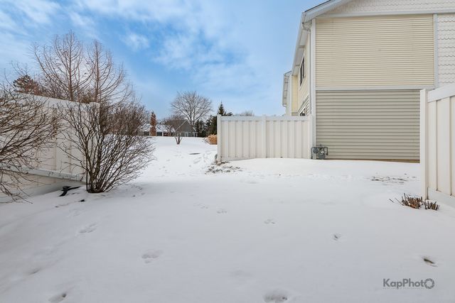 102 N Waterford Drive, Schaumburg, IL 60194