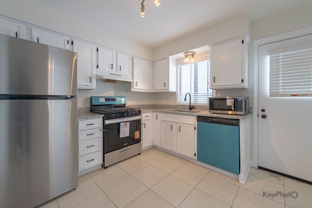 102 N Waterford Drive, Schaumburg, IL 60194