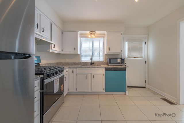 102 N Waterford Drive, Schaumburg, IL 60194