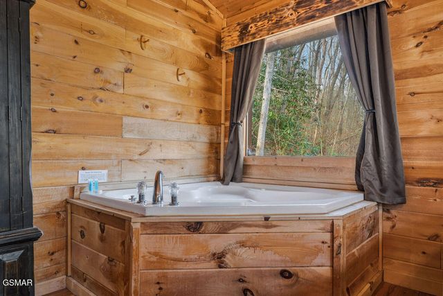 1418 School House Gap Road, Sevierville, TN 37876