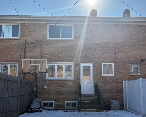 9850 Garden Court, Schiller Park, IL 60176