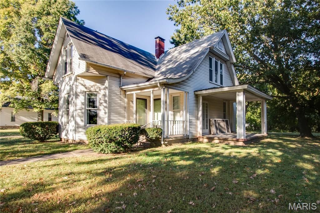 Image 4 of property listing at 2308 Brown Street, Alton, IL 62002