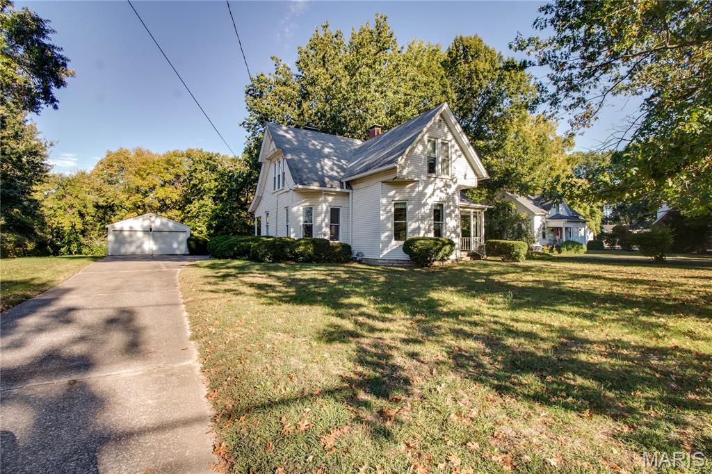 Image 5 of property listing at 2308 Brown Street, Alton, IL 62002
