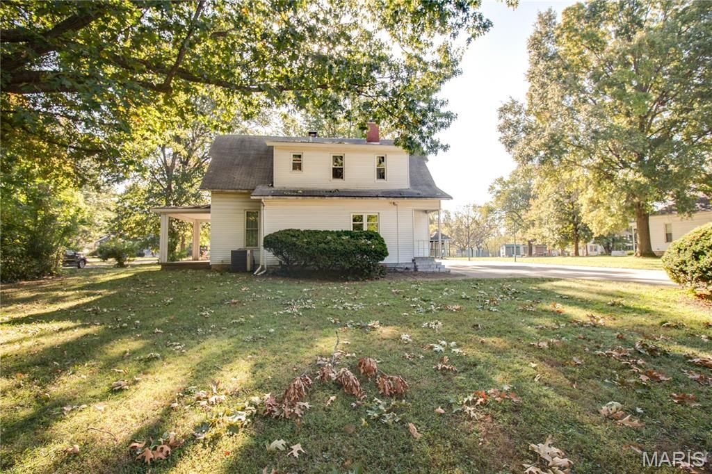 Image 50 of property listing at 2308 Brown Street, Alton, IL 62002
