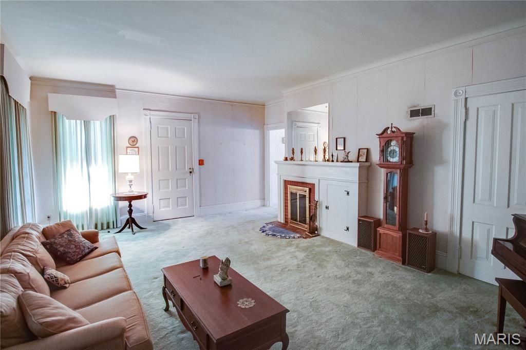 Image 6 of property listing at 2308 Brown Street, Alton, IL 62002