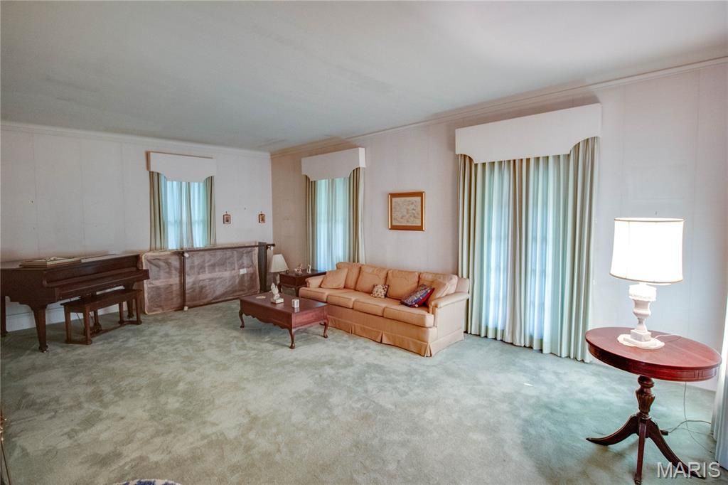 Image 8 of property listing at 2308 Brown Street, Alton, IL 62002