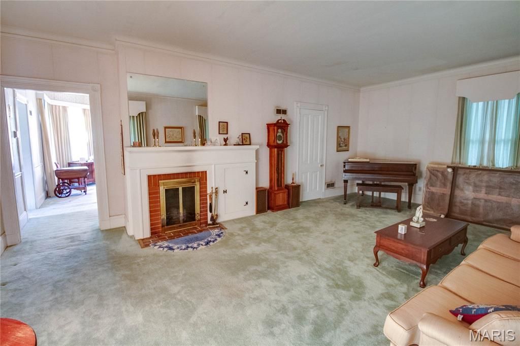 Image 9 of property listing at 2308 Brown Street, Alton, IL 62002