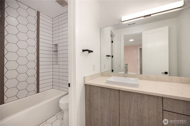 6821 96th Avenue SE, Mercer Island, WA 98040