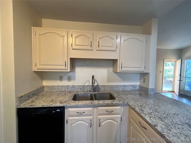 2707 S Oak Place, Broken Arrow, OK 74012