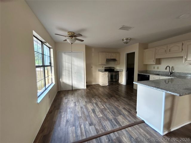 2707 S Oak Place, Broken Arrow, OK 74012