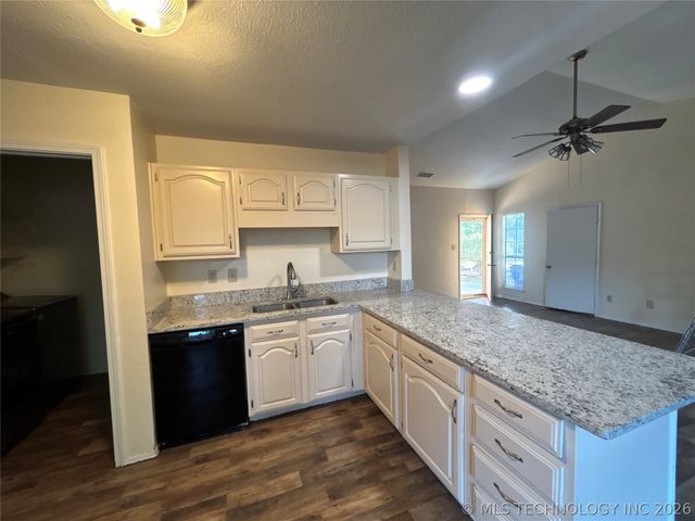 2707 S Oak Place, Broken Arrow, OK 74012