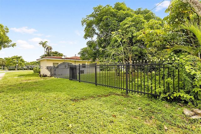 1200 NE 131st St, North Miami, FL 33161