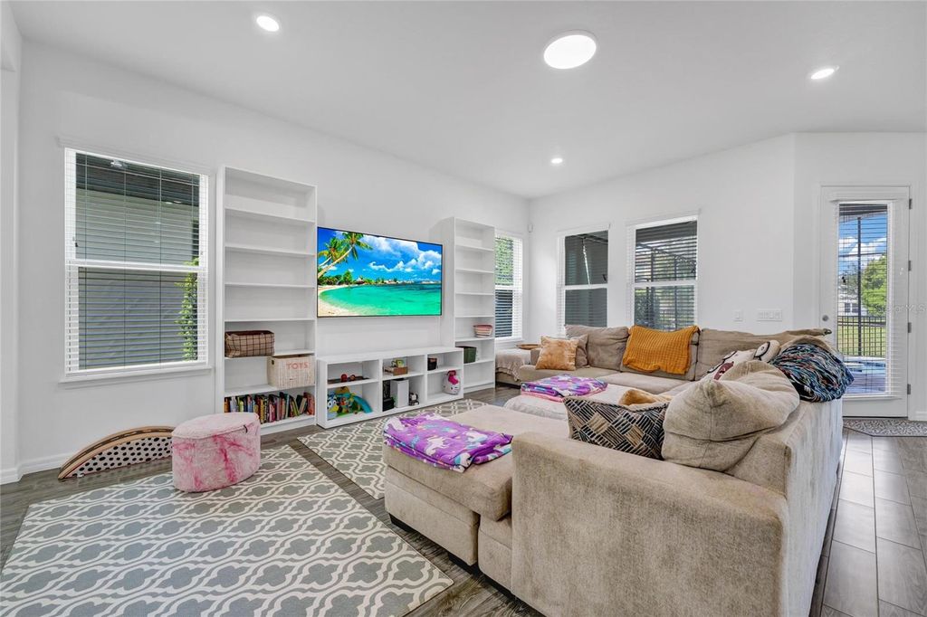 Image 11 of property listing at 12929 WESTSIDE VILLAGE LOOP, Windermere, FL 34786