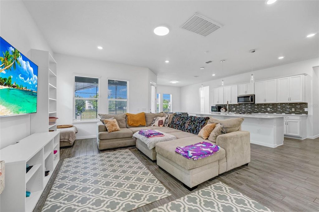 Image 12 of property listing at 12929 WESTSIDE VILLAGE LOOP, Windermere, FL 34786
