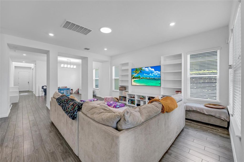 Image 19 of property listing at 12929 WESTSIDE VILLAGE LOOP, Windermere, FL 34786