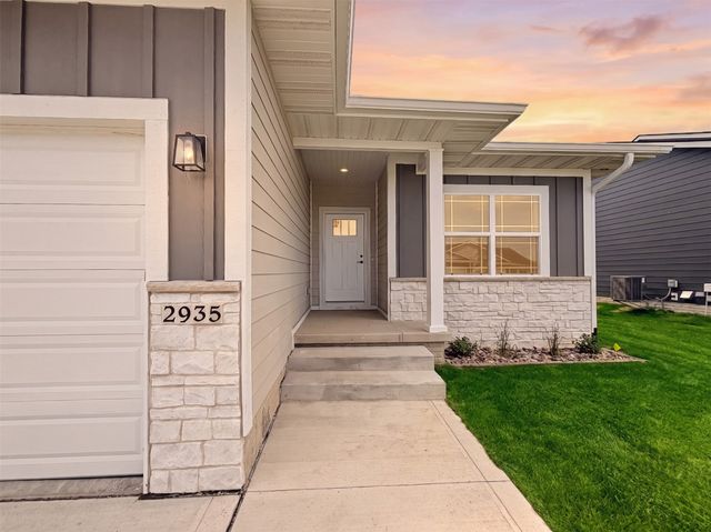 2935 Lake Hill Drive, Des Moines, IA 50320