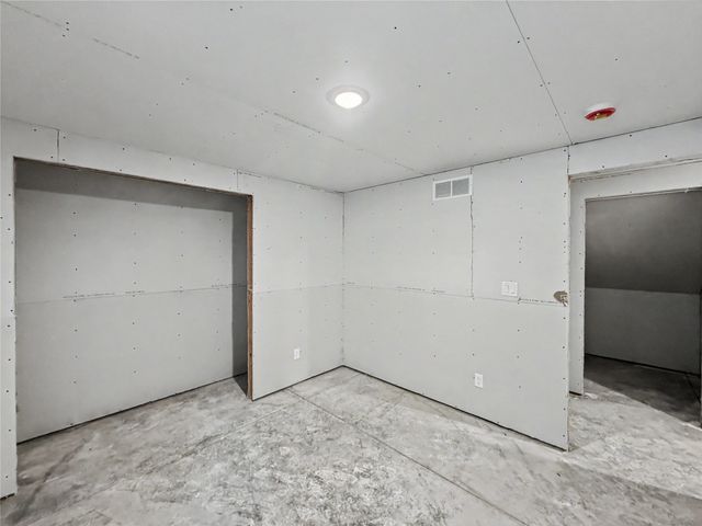 2935 Lake Hill Drive, Des Moines, IA 50320