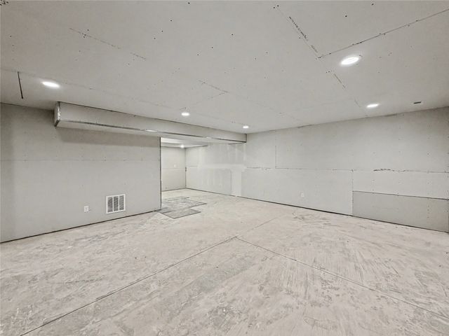 2935 Lake Hill Drive, Des Moines, IA 50320
