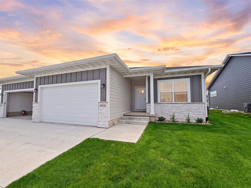 2935 Lake Hill Drive, Des Moines, IA 50320