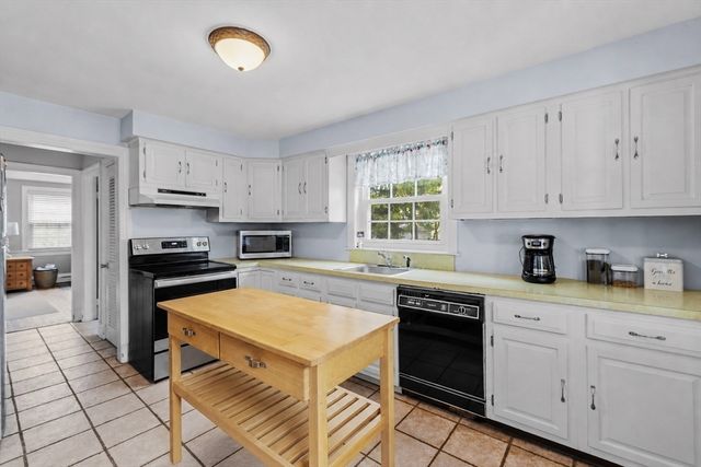 186 W Harvard St, Brockton, MA 02301