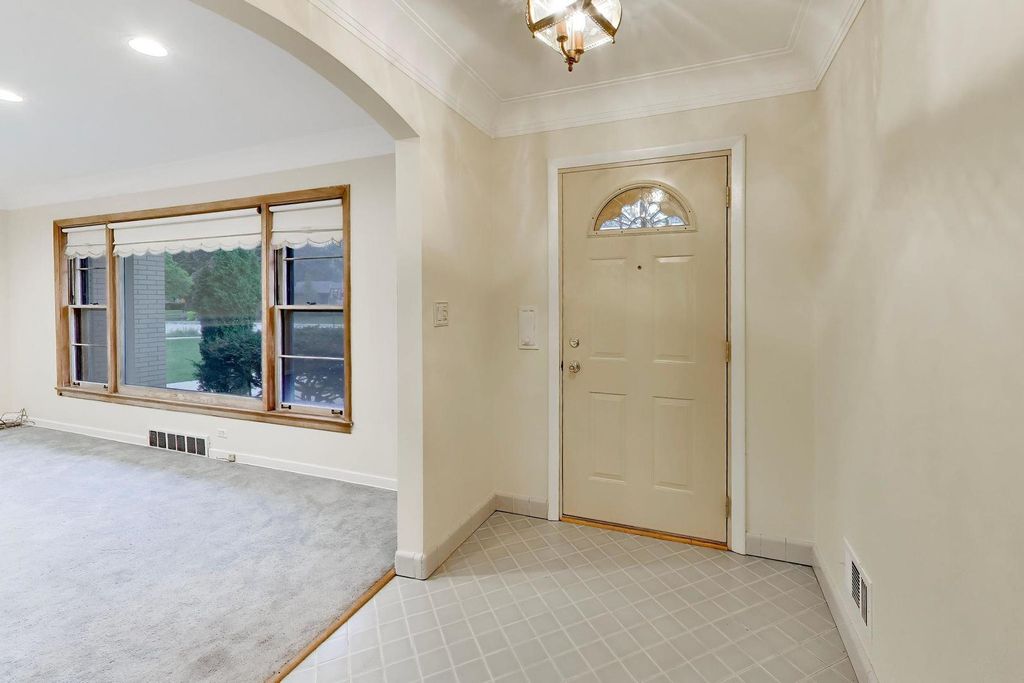 5858 N LOUISE Avenue, Chicago, IL 60646 — photo 3