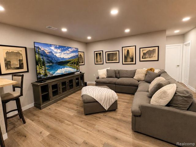 154 Mulberry Lane, Rochester Hills, MI 48309