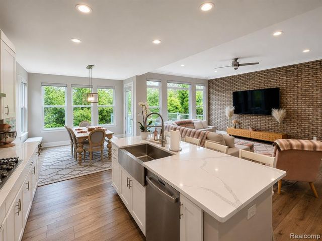 154 Mulberry Lane, Rochester Hills, MI 48309