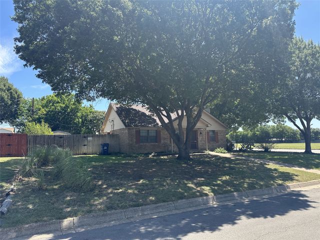 800 Pine Mountain Drive, Burleson, TX 76028