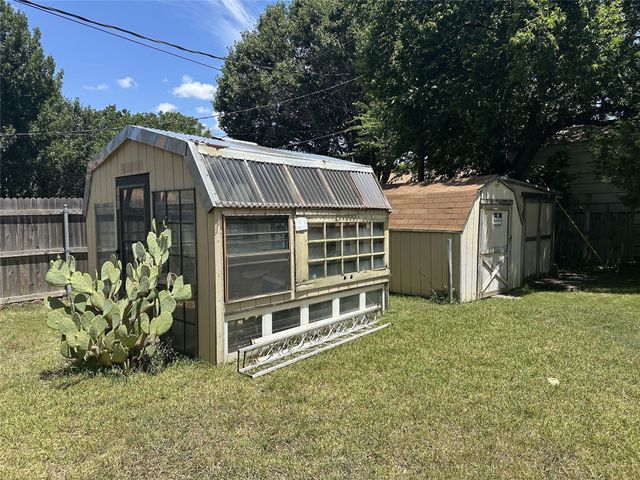 800 Pine Mountain Drive, Burleson, TX 76028