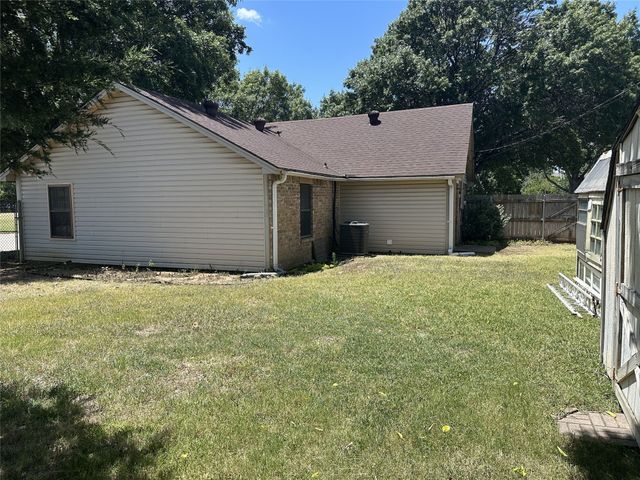800 Pine Mountain Drive, Burleson, TX 76028