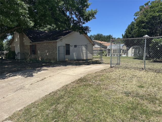 800 Pine Mountain Drive, Burleson, TX 76028