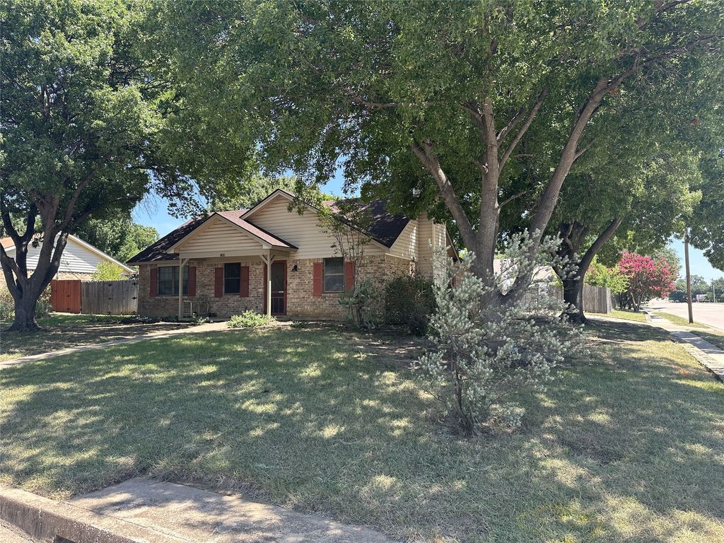 800 Pine Mountain Drive, Burleson, TX 76028