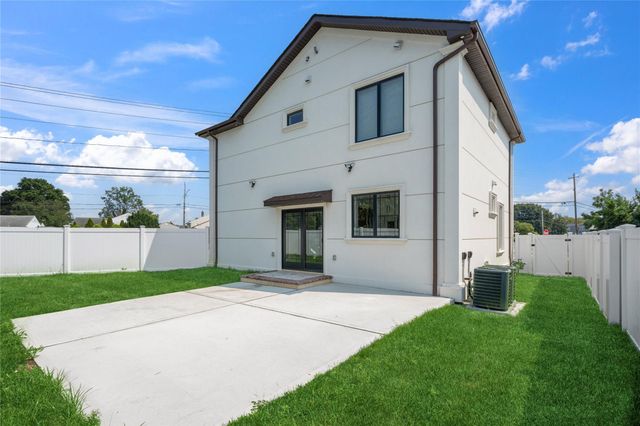 10 Locust Street, Hicksville, NY 11801