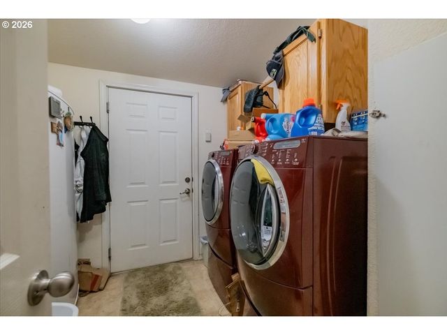 5323 OLYMPIC Cir, Eugene, OR 97402