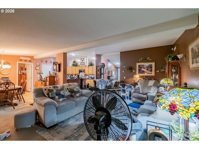 5323 OLYMPIC Cir, Eugene, OR 97402