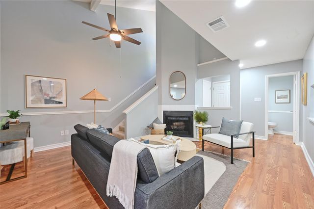 512 Eberhart LN 303, Austin, TX 78745