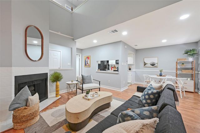 512 Eberhart LN 303, Austin, TX 78745