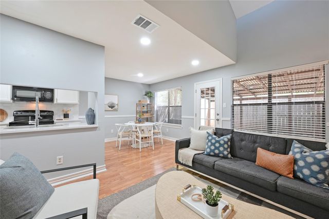 512 Eberhart LN 303, Austin, TX 78745