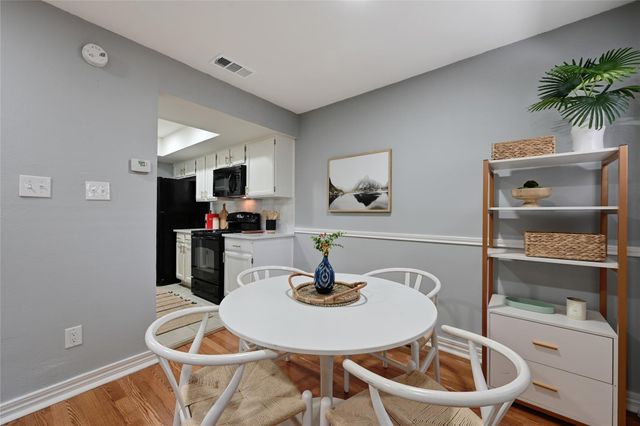 512 Eberhart LN 303, Austin, TX 78745