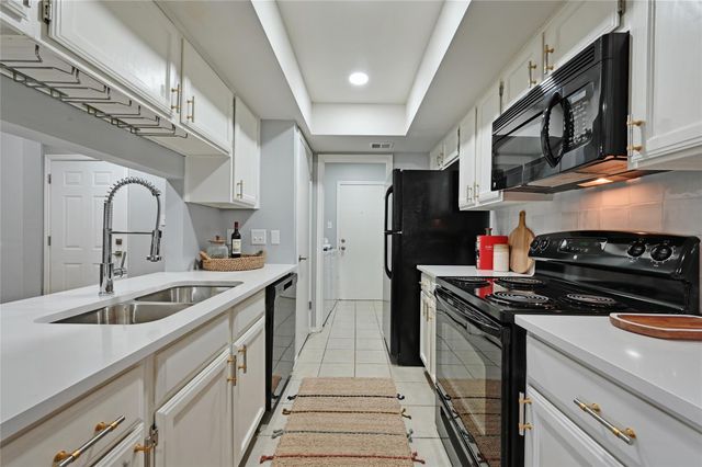 512 Eberhart LN 303, Austin, TX 78745